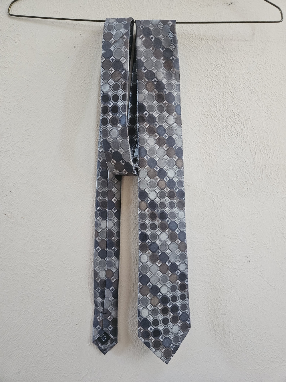 Calvin Klein 100% Silk Gray Geometric Pattern Tie